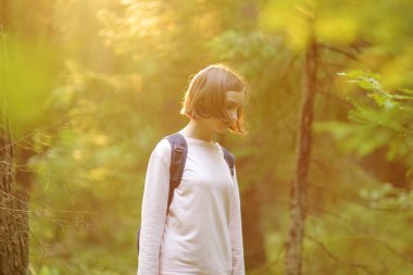 Güzel bir yaz günü, orman yürüyüşü sırasında eğlenen tatlı bir genç kız. Doğayı keşfeden çocuk. Çocuklarla aktif aile eğlencesi.