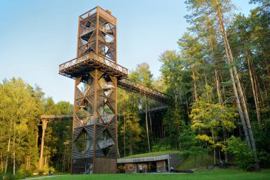 NIKSCIAI, LITHUANIA - 10 Eylül 2020: Laju takas, bir yürüyüş yolu, bir bilgi merkezi ve gözlem kulesi ile ağaç tepe örtüsü kompleksi, Anyksciai, Litvanya