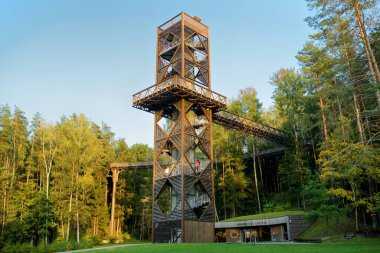 NIKSCIAI, LITHUANIA - 10 Eylül 2020: Laju takas, bir yürüyüş yolu, bir bilgi merkezi ve gözlem kulesi ile ağaç tepe örtüsü kompleksi, Anyksciai, Litvanya