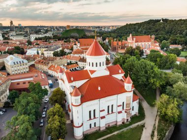 Vilnius 'taki Theotokos Katedrali' nin havadan görünüşü, Litvanya 'nın ana Ortodoks Hıristiyan kilisesi, Vilnius' un Uzupis bölgesinde yer almaktadır..