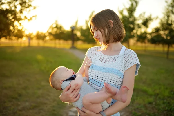 Küçük erkek kardeşine hayran sevimli bir abla. Sevimli genç kız yeni erkek kardeşini kucağında tutuyor. Geniş yaş farkı olan çocuklar. Kardeşler arasında büyük yaş farkı var. Büyük aile..