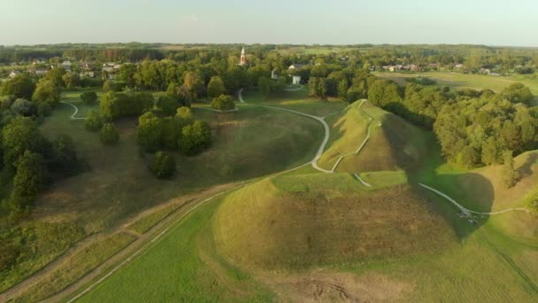 Kernave Arkeoloji sahasının havadan görünüşü, Litvanya Büyük Dükalığı 'nın ortaçağ başkenti. — Stok video