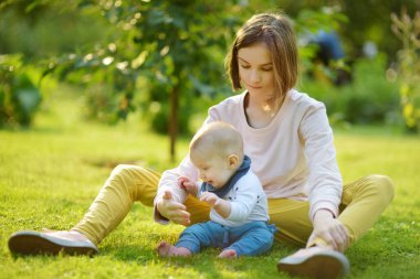Küçük erkek kardeşine hayran sevimli bir abla. Sevimli genç kız yeni erkek kardeşini kucağında tutuyor. Geniş yaş farkı olan çocuklar. Kardeşler arasında büyük yaş farkı var. Büyük aile..