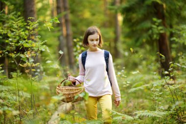 Güzel bir yaz günü, orman yürüyüşü sırasında eğlenen tatlı bir genç kız. Doğayı keşfeden çocuk. Çocuklarla aktif aile eğlencesi.