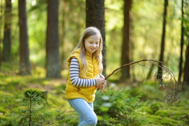 Güzel bir yaz günü, orman yürüyüşü sırasında eğlenen tatlı bir genç kız. Doğayı keşfeden çocuk. Çocuklarla aktif aile eğlencesi.