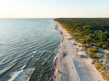 Litvanya 'nın Klaipeda kenti yakınlarındaki Baltık Denizi kıyı şeridinin hava görüntüsü. Güneşli yaz gününde güzel deniz kıyıları.