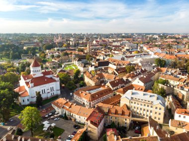 Kuzey Avrupa 'nın en büyük ortaçağ kasabalarından Vilnius Old Town' un havadan görünüşü. UNESCO 'nun kazıdığı Vilnius Eski Kasabasının Yaz manzarası