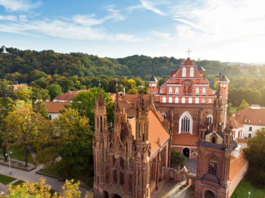 St. Anne Kilisesi 'nin ve Vilnius' un en güzel ve muhtemelen en ünlü binalarından biri olan komşu Bernardine Kilisesi 'nin hava manzarası. Litvanya 'nın başkentinde güzel bir yaz günü.