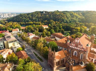 St. Anne Kilisesi 'nin ve Vilnius' un en güzel ve muhtemelen en ünlü binalarından biri olan komşu Bernardine Kilisesi 'nin hava manzarası. Litvanya 'nın başkentinde güzel bir yaz günü.