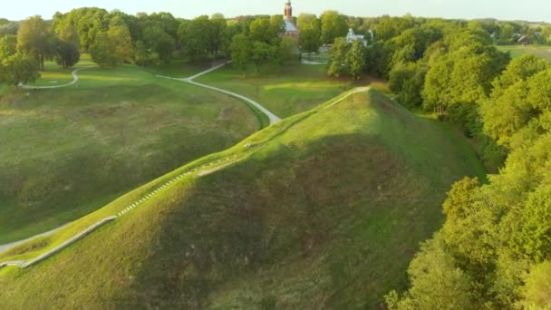 A Litván Nagyhercegség középkori fővárosának számító Kernave régészeti lelőhely légi rálátása — Stock videók