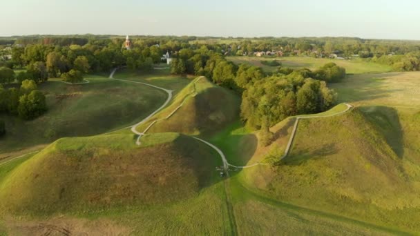 Letecký pohled na archeologické naleziště Kernave, středověké hlavní město Litevského velkovévodství — Stock video