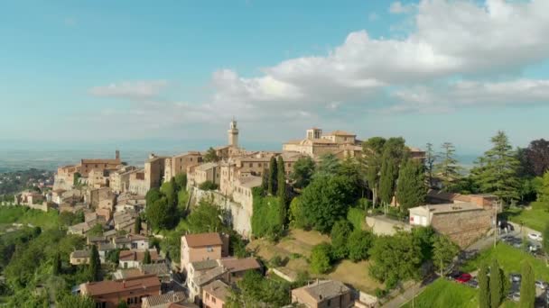 Légi felvétel a híres Montepulciano város a nyári napon — Stock videók