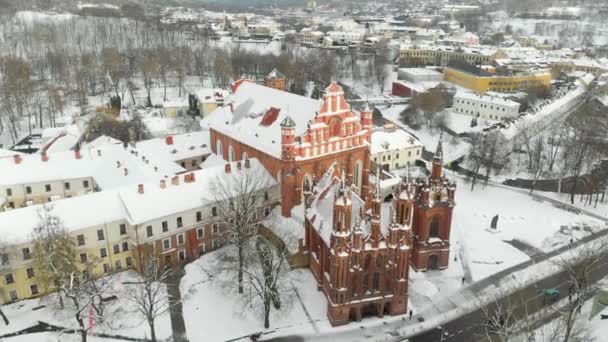 Vista aérea de la Iglesia de San Annes y la vecina Iglesia Bernardina — Vídeo de stock