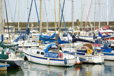 WhiteHAVEN, İngiltere - 20 Ekim 2019: Cumbria, İngiltere 'deki Whitehaven limanında renkli balıkçı tekneleri ve yatlar. Soğuk ve yağmurlu sonbahar günü.