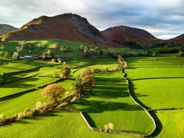 İngiltere 'nin uçsuz bucaksız yemyeşil otlaklarının ve tarım alanlarının havadan görünüşü. Zümrüt yeşili tarlaları ve çayırları olan güzel bir İngiliz kırsalı. Gün batımında kırsal alan.