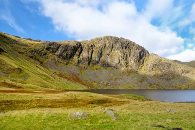 Stickle Tarn Gölü 'nün temiz suları, Cumbria, İngiltere' de yer almaktadır. Büyük Langdale Vadisi 'ndeki popüler turistik yerler. Buzul kurdele gölleri ve engebeli dağlarıyla ünlüdür..
