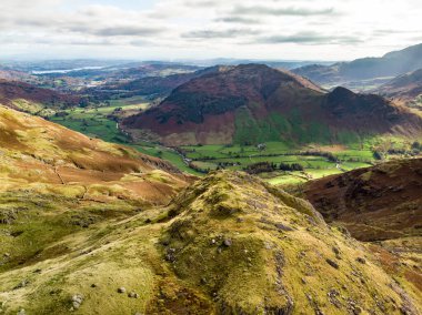 Buzul kurdele gölleri ve engebeli dağlarıyla ünlü Göl Bölgesi 'nin günbatımı manzarası. Cumbria, Kuzey Batı İngiltere 'de popüler tatil beldesi. İngiltere 'de turistik yerler.