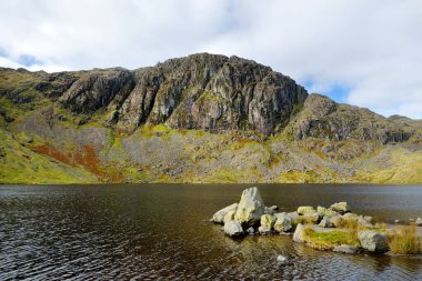 Stickle Tarn Gölü 'nün temiz suları, Cumbria, İngiltere' de yer almaktadır. Büyük Langdale Vadisi 'ndeki popüler turistik yerler. Buzul kurdele gölleri ve engebeli dağlarıyla ünlüdür..