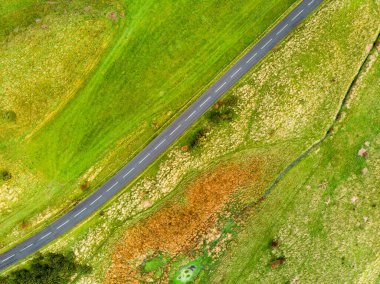 Göl Bölgesi 'ndeki iki şeritli yolun yukarıdan görünüşü. Buzul şeritli gölleri ve engebeli dağlarıyla ünlüdür. Cumbria 'da popüler bir tatil beldesi. İngiltere 'de turistik yerler.
