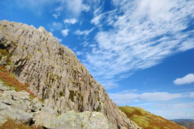 Lake District 'teki Büyük Langdale Vadisi' nin manzarası. Buzul kurdele gölleri ve engebeli dağlarıyla ünlüdür. Cumbria, Kuzey Batı İngiltere 'de popüler tatil beldesi.