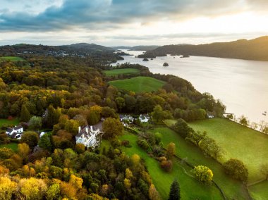 Windermere Gölü 'nün havadan görünüşü, hem Lake District' in hem de İngiltere 'nin en büyük doğal gölü, Cumbria, İngiltere. Lakeland 'da güneşli bir sonbahar akşamı.