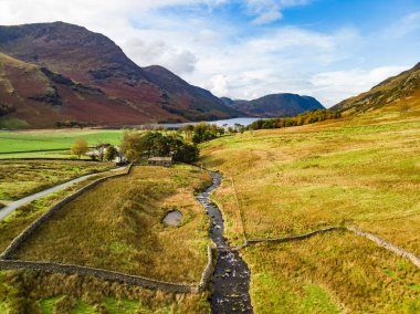 Honister Geçidi 'nin hava manzarası, Gatesgarthdale Beck Dağı deresi boyunca kıvrılan bir dağ geçidi. Bölgedeki en dik ve en yüksek geçitlerden biri. Cumbria, Lake District, İngiltere.