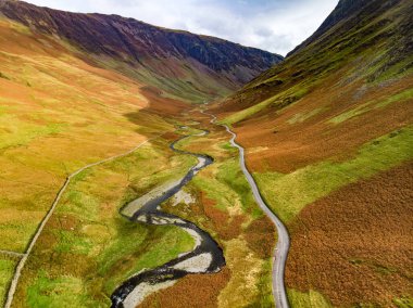 Honister Geçidi 'nin hava manzarası, Gatesgarthdale Beck Dağı deresi boyunca kıvrılan bir dağ geçidi. Bölgedeki en dik ve en yüksek geçitlerden biri. Cumbria, Lake District, İngiltere.