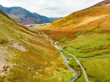 Honister Geçidi 'nin hava manzarası, Gatesgarthdale Beck Dağı deresi boyunca kıvrılan bir dağ geçidi. Bölgedeki en dik ve en yüksek geçitlerden biri. Cumbria, Lake District, İngiltere.