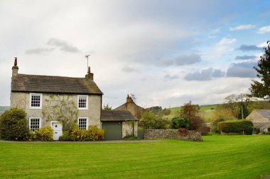İngiltere 'nin Kuzey Yorkshire bölgesindeki Craven bölgesinde küçük bir köy ve sivil kilise olan Airton' un güzel manzarası.