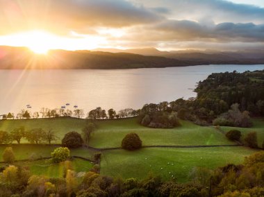 Windermere Gölü 'nün havadan görünüşü, hem Lake District' in hem de İngiltere 'nin en büyük doğal gölü, Cumbria, İngiltere. Lakeland 'da güneşli bir sonbahar akşamı.