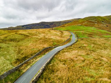 Buzul kurdele gölleri ve engebeli dağlarıyla ünlü Göl Bölgesi 'nin günbatımı manzarası. Cumbria, Kuzey Batı İngiltere 'de popüler tatil beldesi. İngiltere 'de turistik yerler.