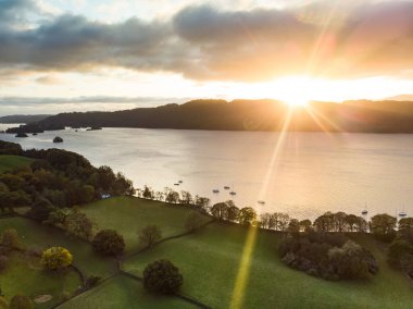 Windermere Gölü 'nün havadan görünüşü, hem Lake District' in hem de İngiltere 'nin en büyük doğal gölü, Cumbria, İngiltere. Lakeland 'da güneşli bir sonbahar akşamı.