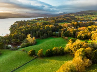 Windermere Gölü 'nün havadan görünüşü, hem Lake District' in hem de İngiltere 'nin en büyük doğal gölü, Cumbria, İngiltere. Lakeland 'da güneşli bir sonbahar akşamı.