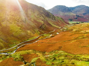 Honister Geçidi 'nin hava manzarası, Gatesgarthdale Beck Dağı deresi boyunca kıvrılan bir dağ geçidi. Bölgedeki en dik ve en yüksek geçitlerden biri. Cumbria, Lake District, İngiltere.