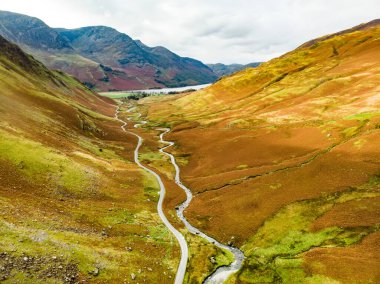 Honister Geçidi 'nin hava manzarası, Gatesgarthdale Beck Dağı deresi boyunca kıvrılan bir dağ geçidi. Bölgedeki en dik ve en yüksek geçitlerden biri. Cumbria, Lake District, İngiltere.