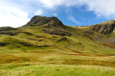 Stickle Tarn Gölü 'nün temiz suları, Cumbria, İngiltere' de yer almaktadır. Büyük Langdale Vadisi 'ndeki popüler turistik yerler. Buzul kurdele gölleri ve engebeli dağlarıyla ünlüdür..