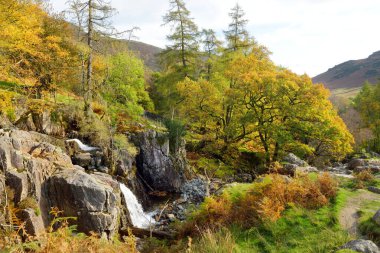 Stickle Ghyll 'in dalgalı suları, Cumbria, İngiltere' de bulunan Lake District 'de. Büyük Langdale Vadisi 'ndeki popüler turistik yerler. Buzul kurdele gölleri ve engebeli dağlarıyla ünlüdür..