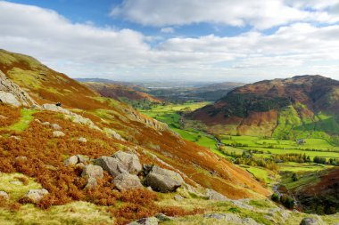 Lake District 'teki Büyük Langdale Vadisi' nin manzarası. Buzul kurdele gölleri ve engebeli dağlarıyla ünlüdür. Cumbria, Kuzey Batı İngiltere 'de popüler tatil beldesi.
