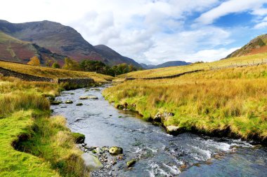 Buzul kurdele gölleri ve engebeli dağlarıyla ünlü Göl Bölgesi manzarası. Cumbria, Kuzey Batı İngiltere 'de popüler tatil beldesi. İngiltere 'de turistik yerler.
