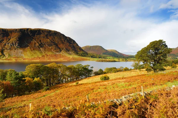 位于英格兰西北部坎布里亚湖区Loweswater和Buttermere之间的Crummock Water湖景 英国的旅游景点 — 图库照片