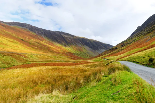 Honister Pass 게이츠가 산류를 구불구불 도로가 산길이다 지역에서 가파르고 산길중 — 스톡 사진