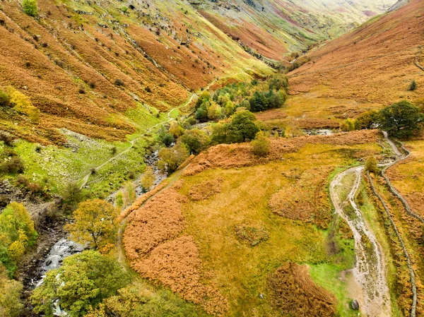 从空中俯瞰石榴石贝克 这条小河形成于鹰岩下的朗斯特拉特 贝克和格林纳普 吉尔交汇处 探索英格兰坎布里亚美丽的自然美景 — 图库照片