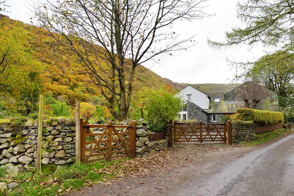 Casas Aldeia Stonethwaite Lindamente Decoradas Com Flores Vegetação Pequena Aldeia — Fotografia de Stock