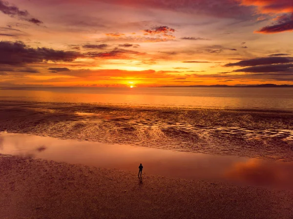 英国カンブリア州のAllerdale地区の海岸線に美しい夕日の色 秋の夜にアロンビー湾の海岸に沈む太陽 — ストック写真