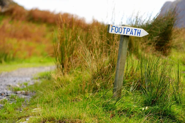 白色的Footpath标志在湖区 以其冰川带湖泊和崎岖的山脉而闻名 英格兰西北部坎布里亚受欢迎的度假目的地 — 图库照片