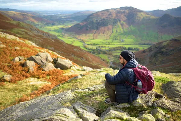 Muž Turista Těší Západu Slunce Pohled Great Langdale Údolí Lake — Stock fotografie