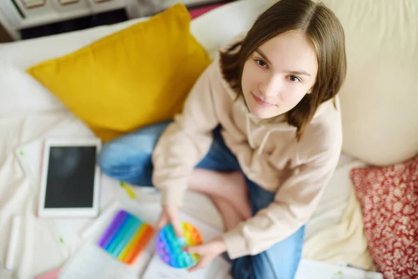 Tiener Meisje Spelen Met Regenboog Pop Fidget Speelgoed Tijdens Het — Stockfoto