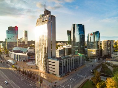 VILNIUS, LITHUANIA - Ekim 2019: Vilnius iş dünyasının manzaralı gün batımı aydınlatmalı güzel akşam manzarası. Vilnius, Litvanya 'da şehir hayatı.