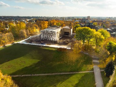 VILNIUS, LITHUANIA - ECTOBER 2019: Litvanya 'nın Vilnius tepesinde bulunan terk edilmiş tarihi Sendika Binası' nın yıkım sürecinin havadan görünüşü