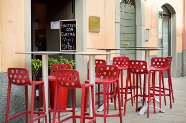 BERGAMO, İtalya - Nisan 2019: İtalya 'nın Bergamo kentindeki boş küçük açık hava restoran masaları ve sandalyeleri